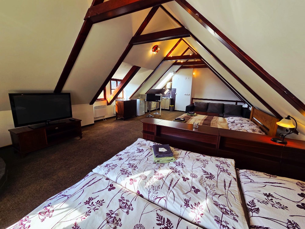 empire style historical building guesthouse, Bečov nad Teplou