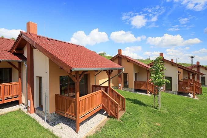 modern guesthouse with sports facilities, minigolf and squash, Žlutice Czech countryside